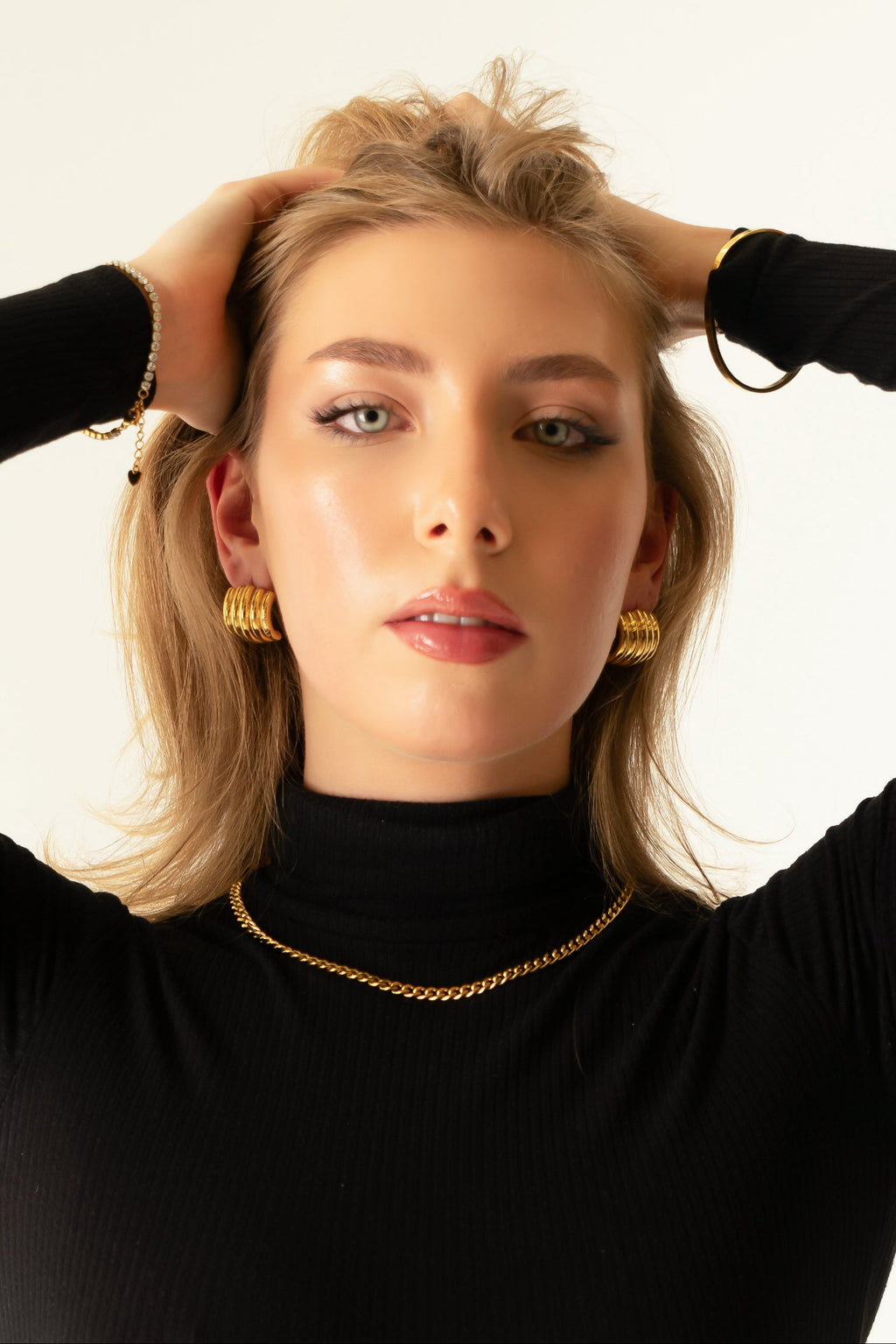 PERLÉVA Margoux – Klobige Creolen mit geriffelten Kanten – 18 Karat Gold