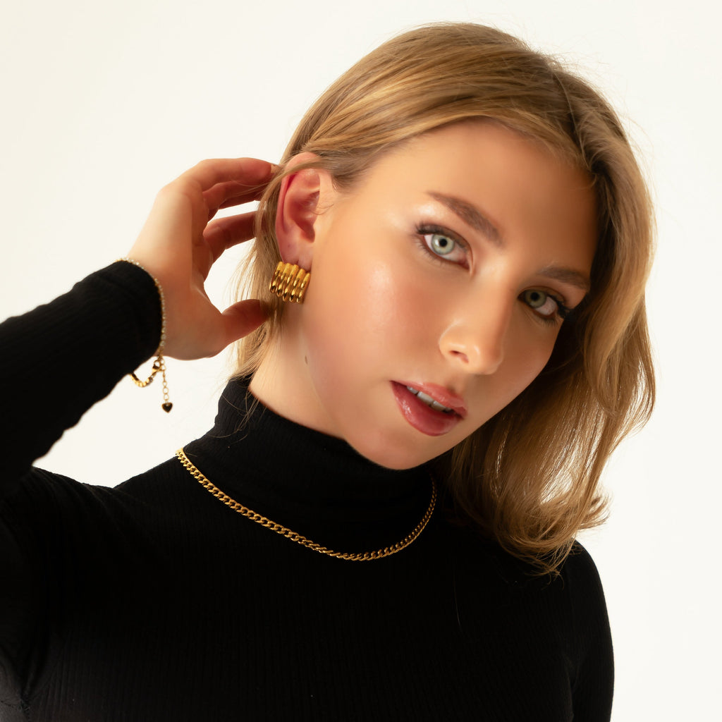 PERLÉVA Margoux – Klobige Creolen mit geriffelten Kanten – 18 Karat Gold