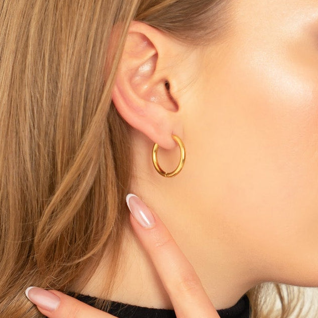 Minimalistische kleine Creolen