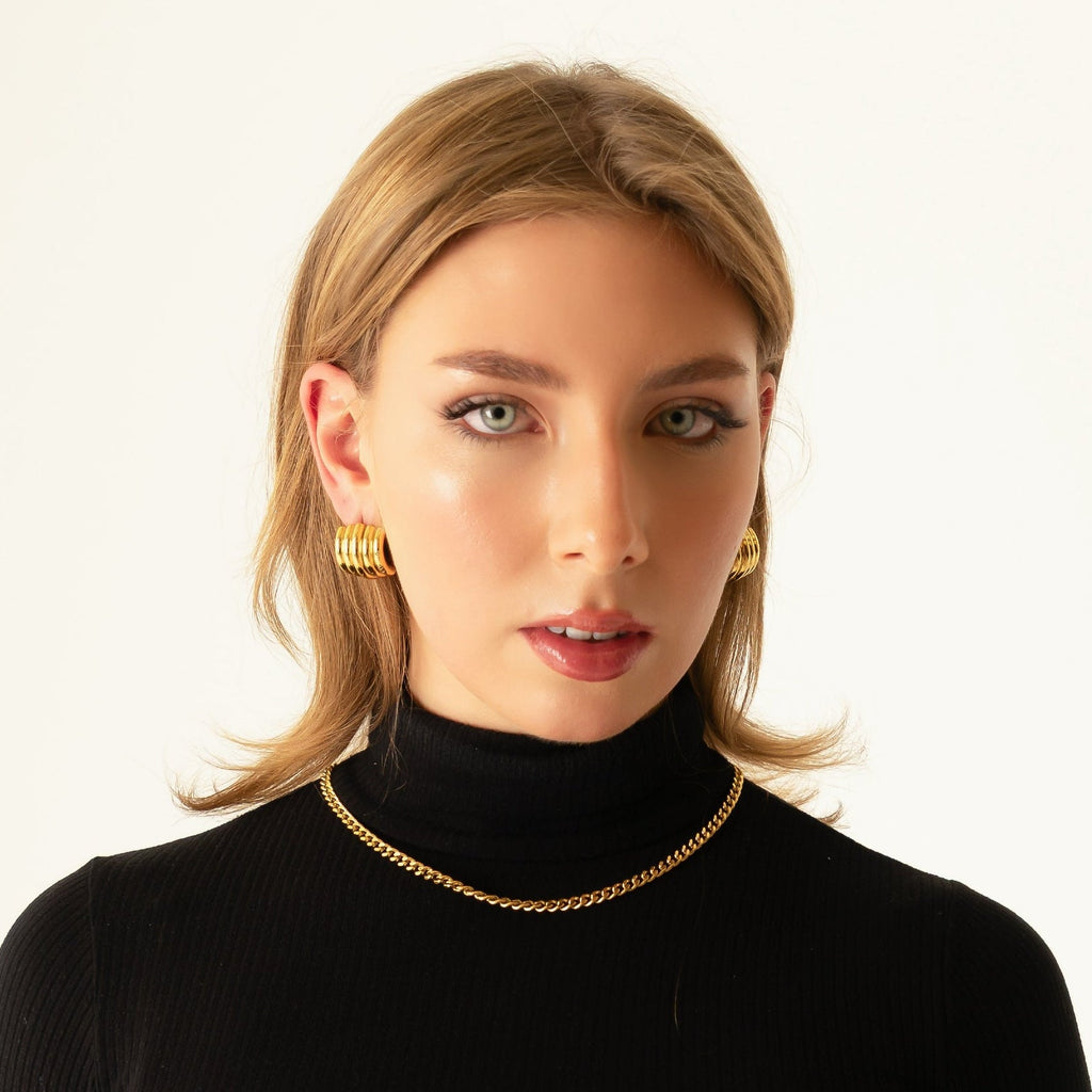 PERLÉVA Margoux – Klobige Creolen mit geriffelten Kanten – 18 Karat Gold