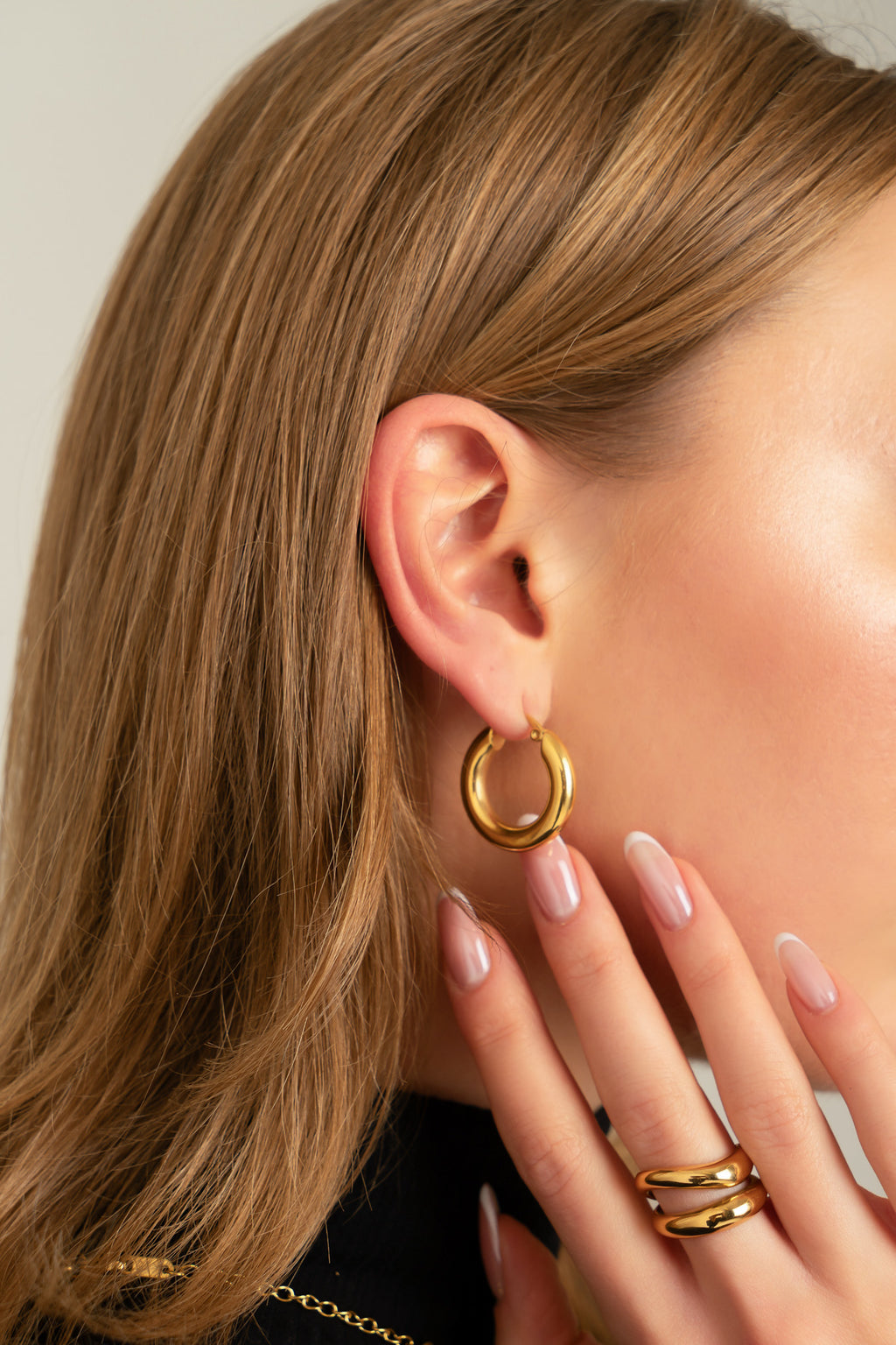 Klobige, polierte Creolen – 18 Karat vergoldeter Edelstahl