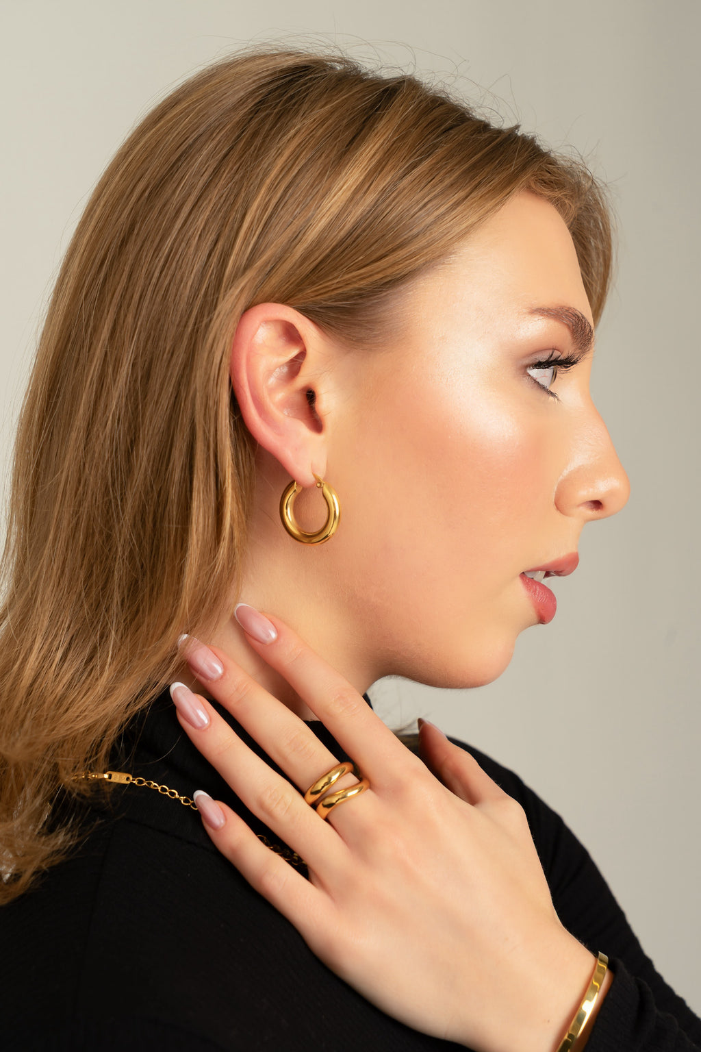 Klobige, polierte Creolen – 18 Karat vergoldeter Edelstahl