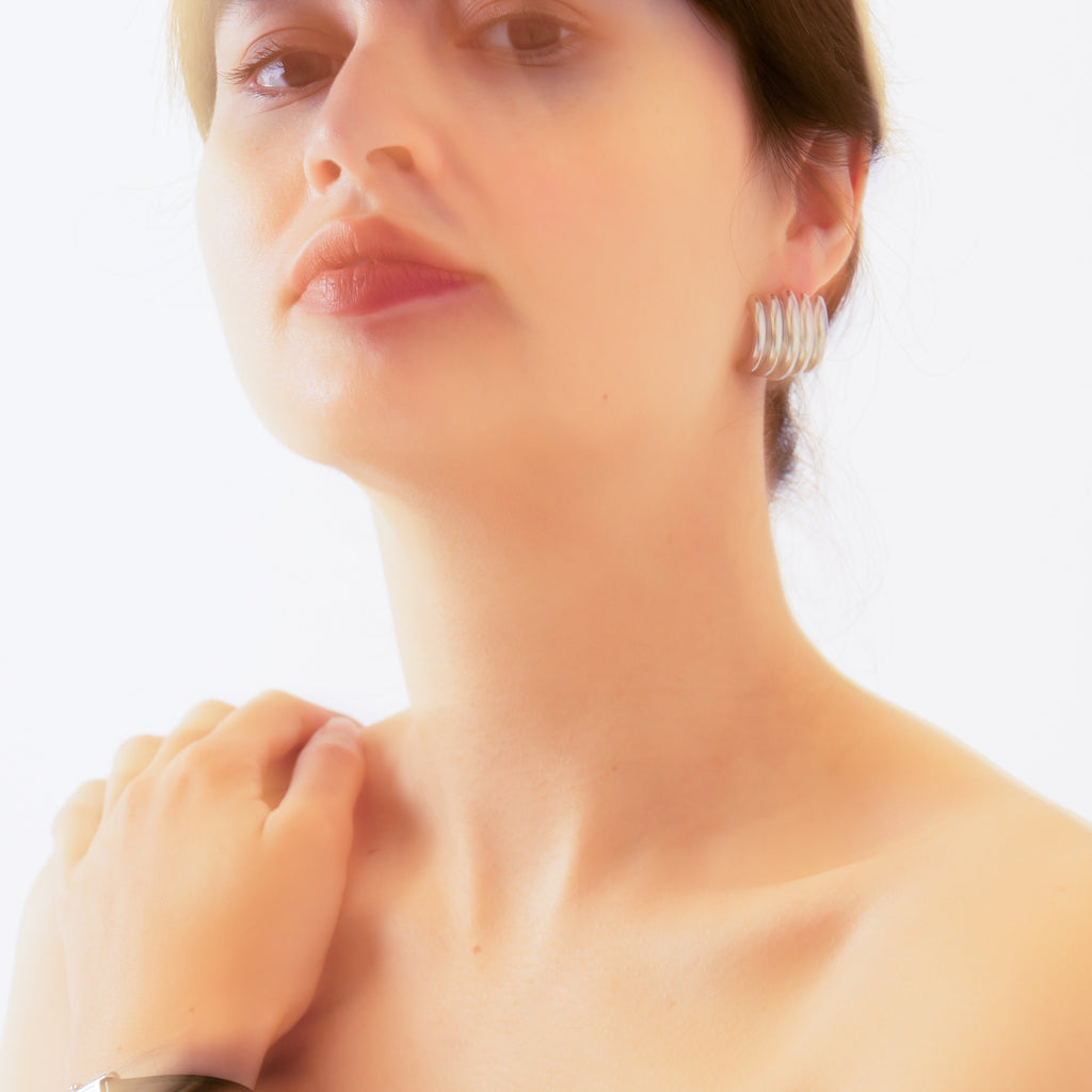 PERLÉVA Margoux – Klobige Creolen mit geriffelten Kanten – Silber