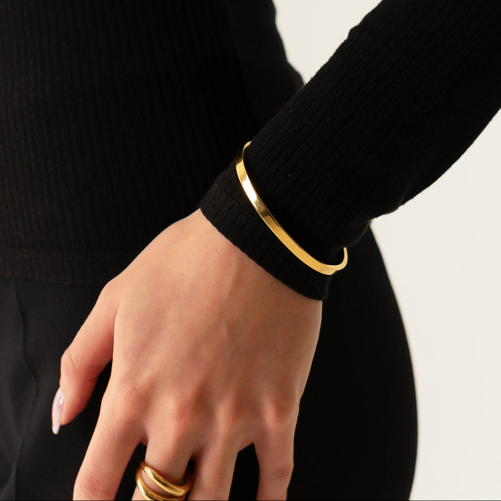 PERLÉVA Anna Manschettenarmband – 18 Karat Gold